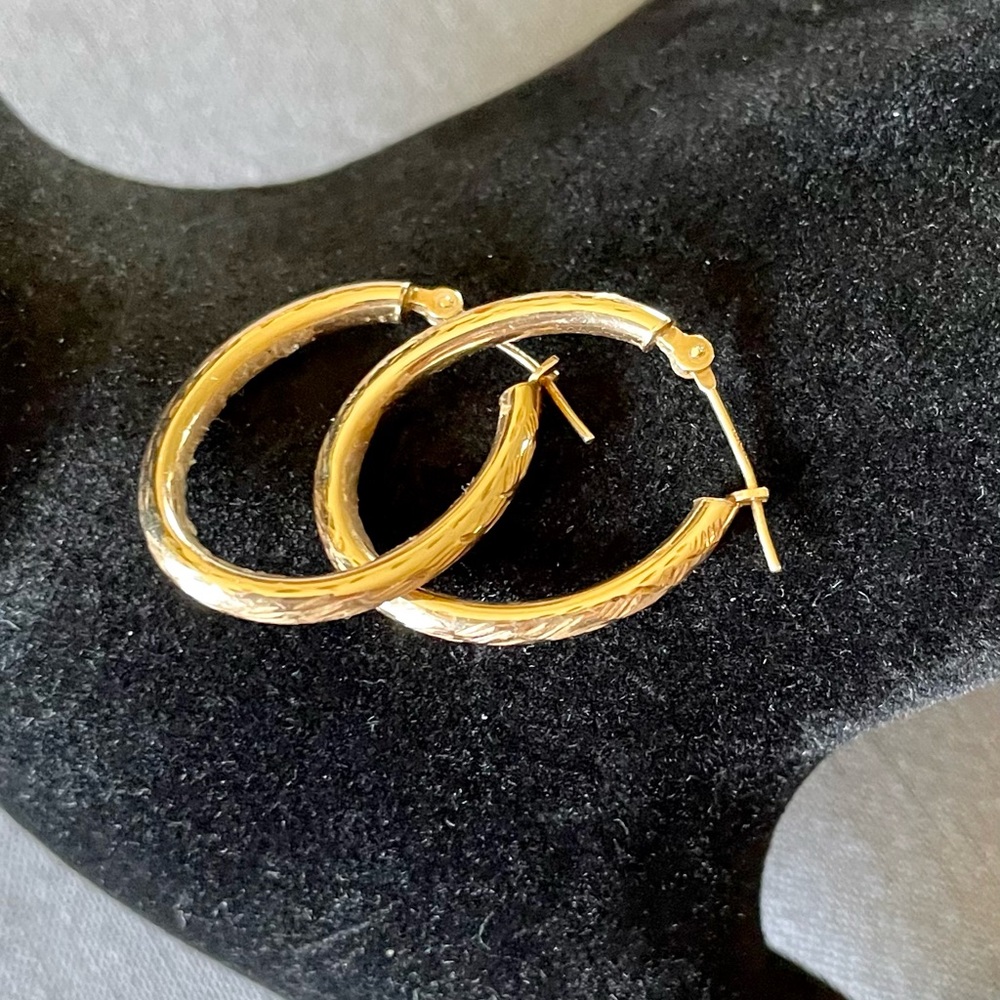 10Kt solid yellow Gold pre-owned oval textured hoop Earrings